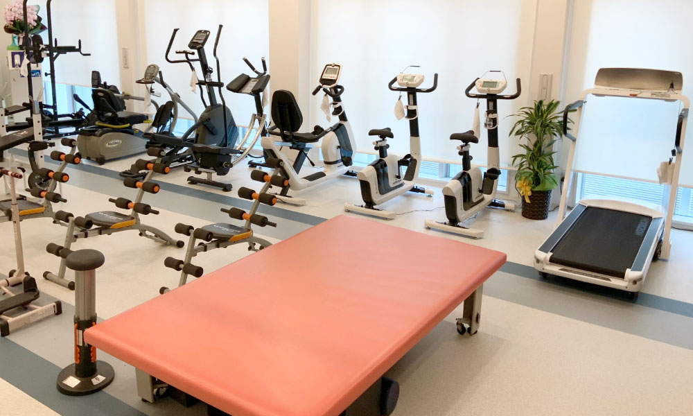 当院の運動室で運動療法